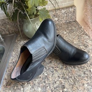 Black leather shoe for her